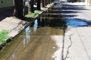 Quejas de vecinos por pérdidas de agua - Luján en línea