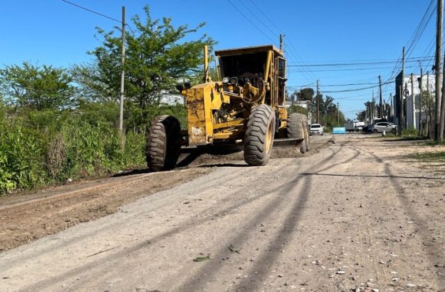 Trabajos de mejoramiento vial en el barrio Los Gallitos